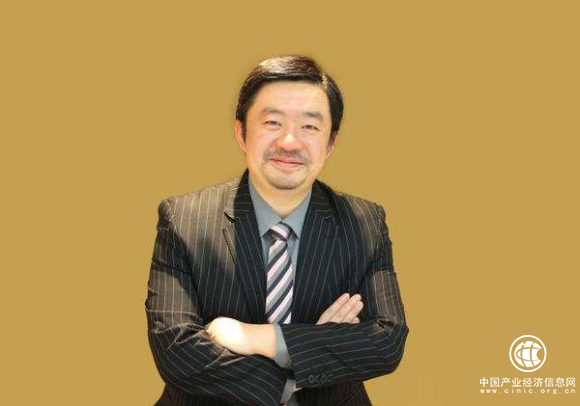 遠渡美國，25歲回國創業，如今是傳媒界大亨
