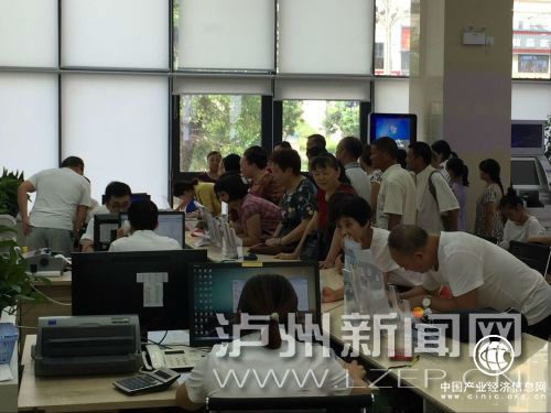 12.群眾在便民服務大廳辦事