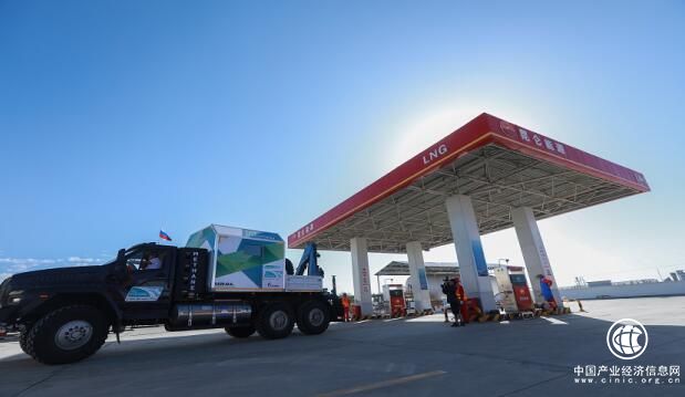 霍爾果斯迎送“綠色能源絲路萬里行”車隊