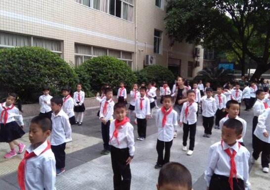 奧運冠軍進校園、聽革命故事……各地“開學第一課”活動豐富多彩