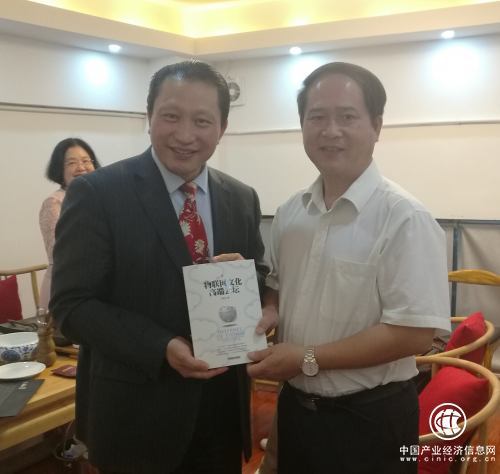 趙春林秘書長向梧州市市委書記全桂壽贈送其著作《物聯網文化高端云壇》.jpg