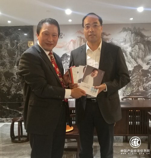 趙春林秘書長向梧州市組織部長張惠強贈送其著作《逆生活體驗館—返老還童不是夢》、《物聯網文化高端云壇》等.jpg