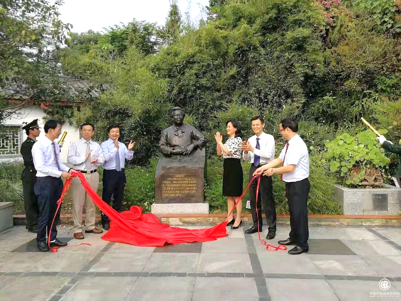 國家中醫藥管理局黨組書記余艷紅為廣藥集團神農草堂屠呦呦塑像揭幕