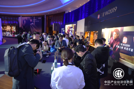心系天下三星W2019發布 現場體驗區開啟奢華之旅