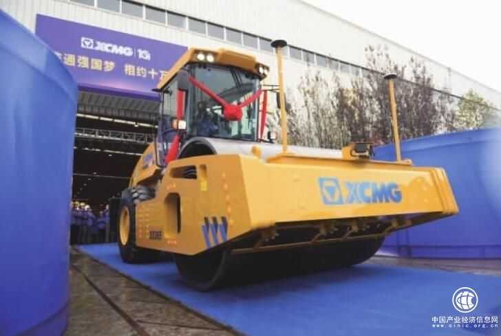 徐工第十萬臺壓路機下線