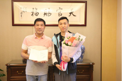 （《邊學邊賺》第一期班長王震在邊風煒家中合影）