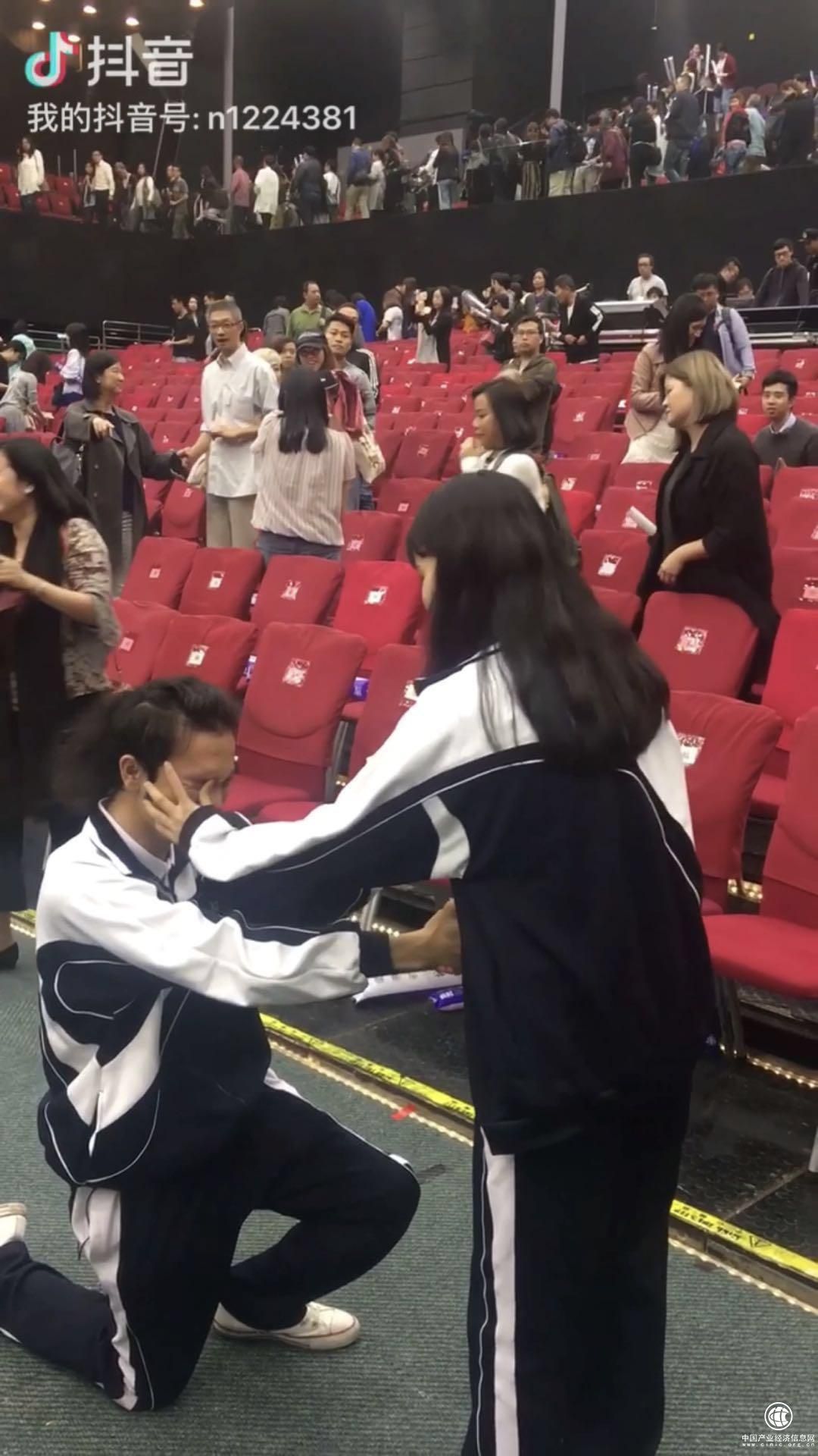 嫁給我還沒說出口就放聲痛哭！孫耀威歌迷用DR鉆戒求婚，演唱會上感動眾人
