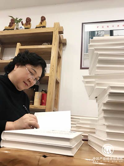 《縣域經濟可持續發展十二解》一書正式出版發行