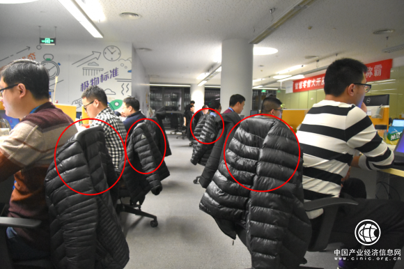 程序員冬季三大件：羽絨服、沖鋒衣和加絨格子衫