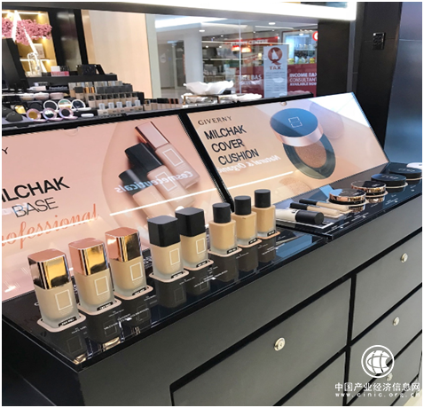 小紅書爆款姿泊蘭伊空氣感粉底液 打造減齡水光肌妝面