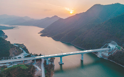 黃杭高鐵開通運營 高鐵沿線穿越7個5A級景區