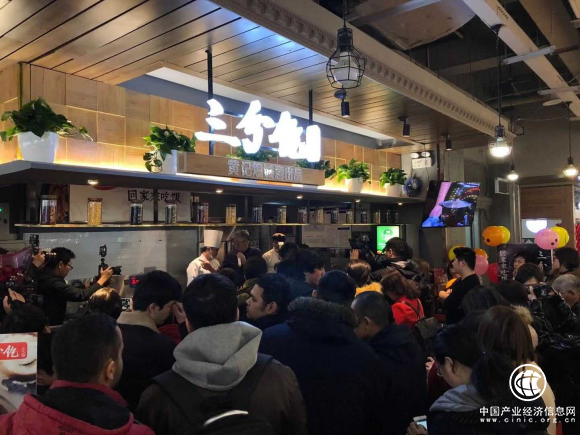 三分飽燴燒飯驚艷亮相三里屯，網友：必打卡的店！