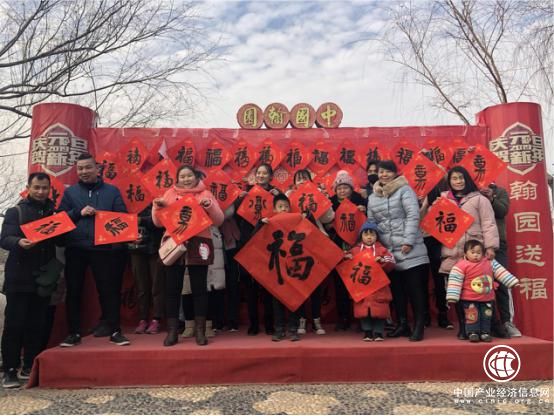 開封翰園新年送福，游客手持大紅“福”字笑開顏