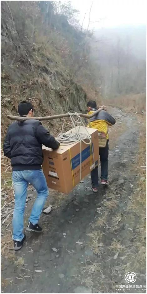 扛起空調走山路，蘇寧幫客雪后送暖不耽誤
