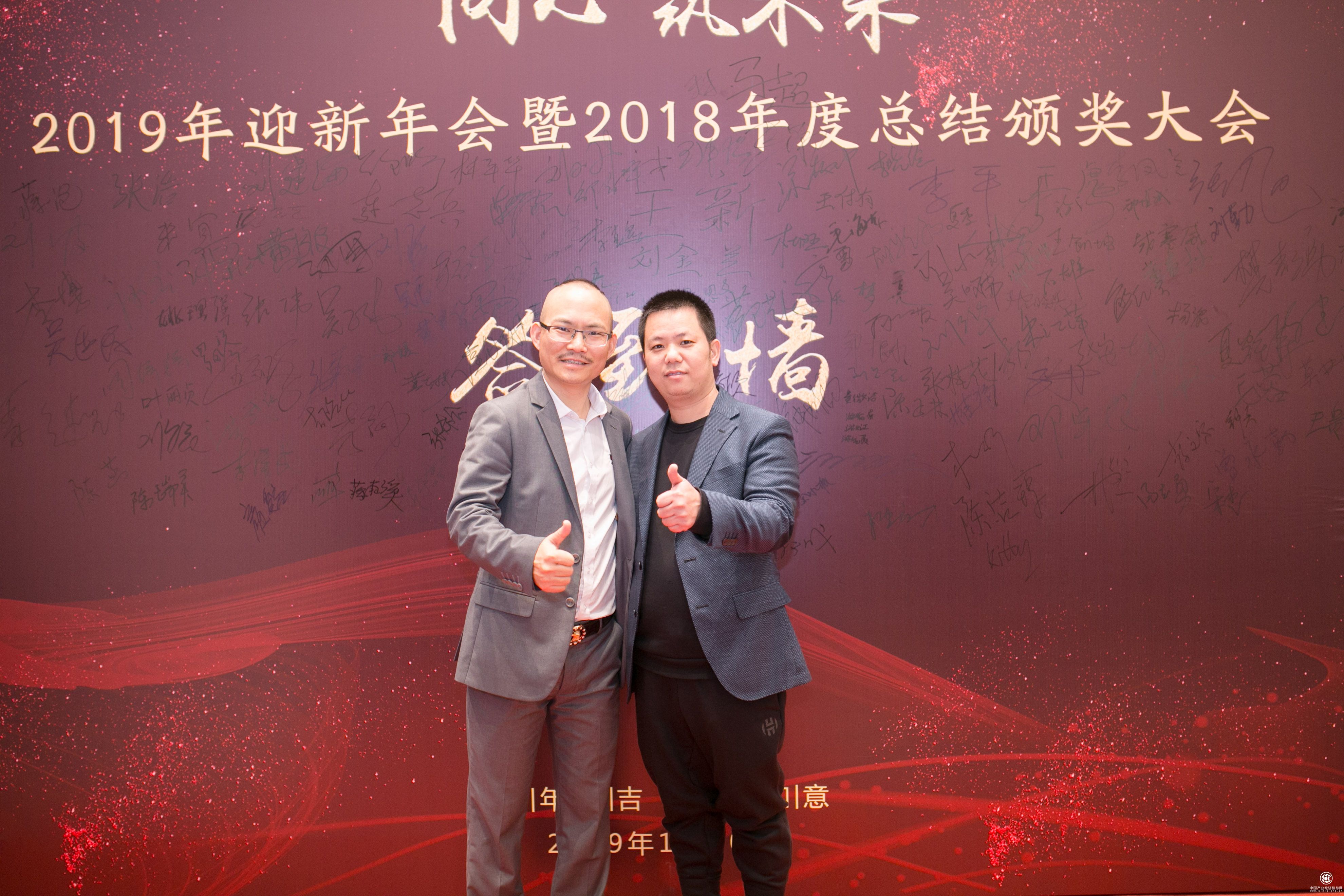 2華可可設計裝飾2019年會盛典嘉賓簽到1.jpg