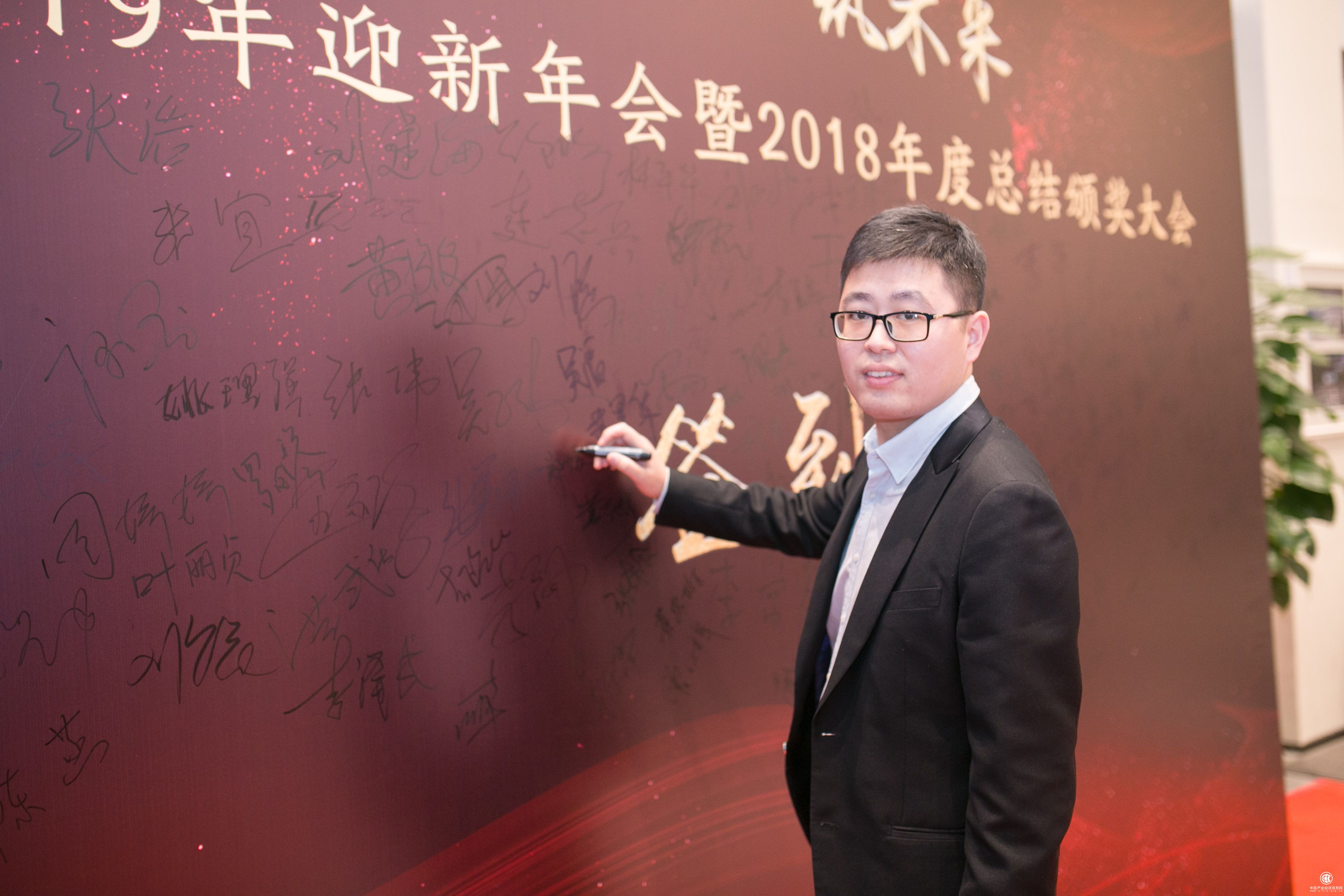 2華可可設計裝飾2019年會盛典嘉賓簽到2.jpg