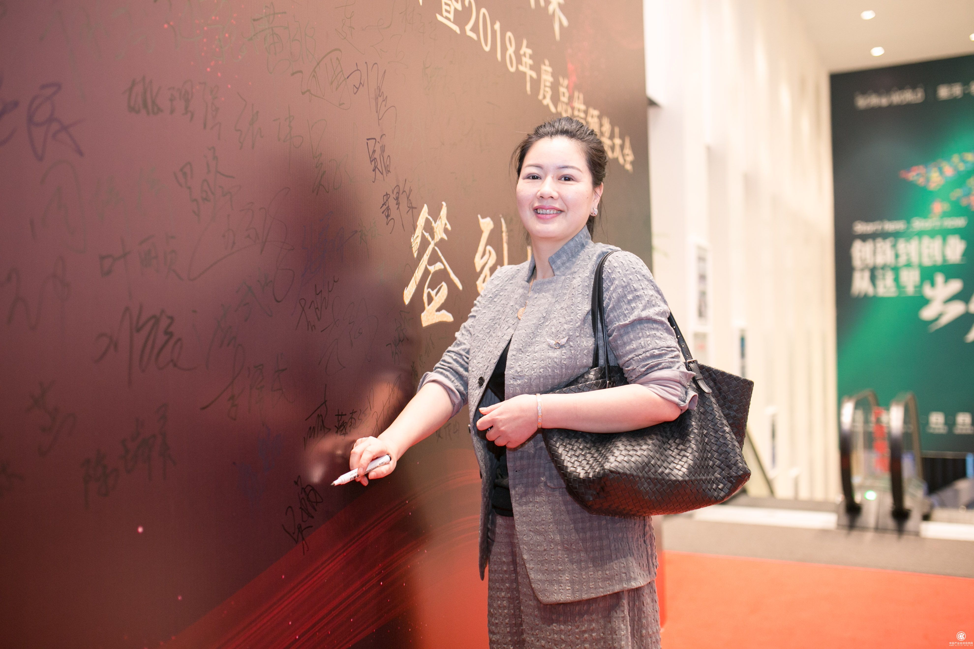 2華可可設計裝飾2019年會盛典嘉賓簽到3.jpg