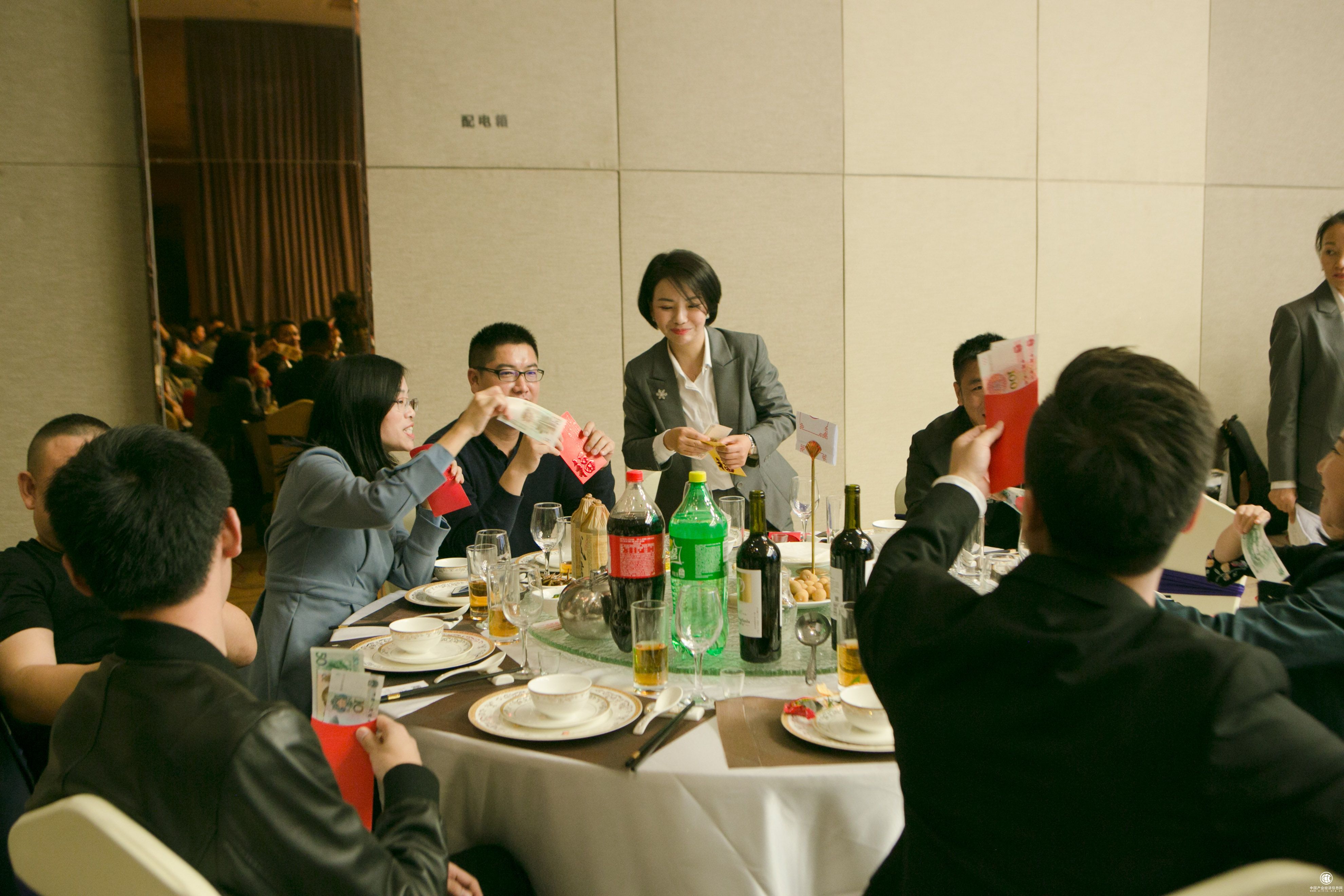 7華可可設計裝飾2019年會盛典派紅包1.jpg