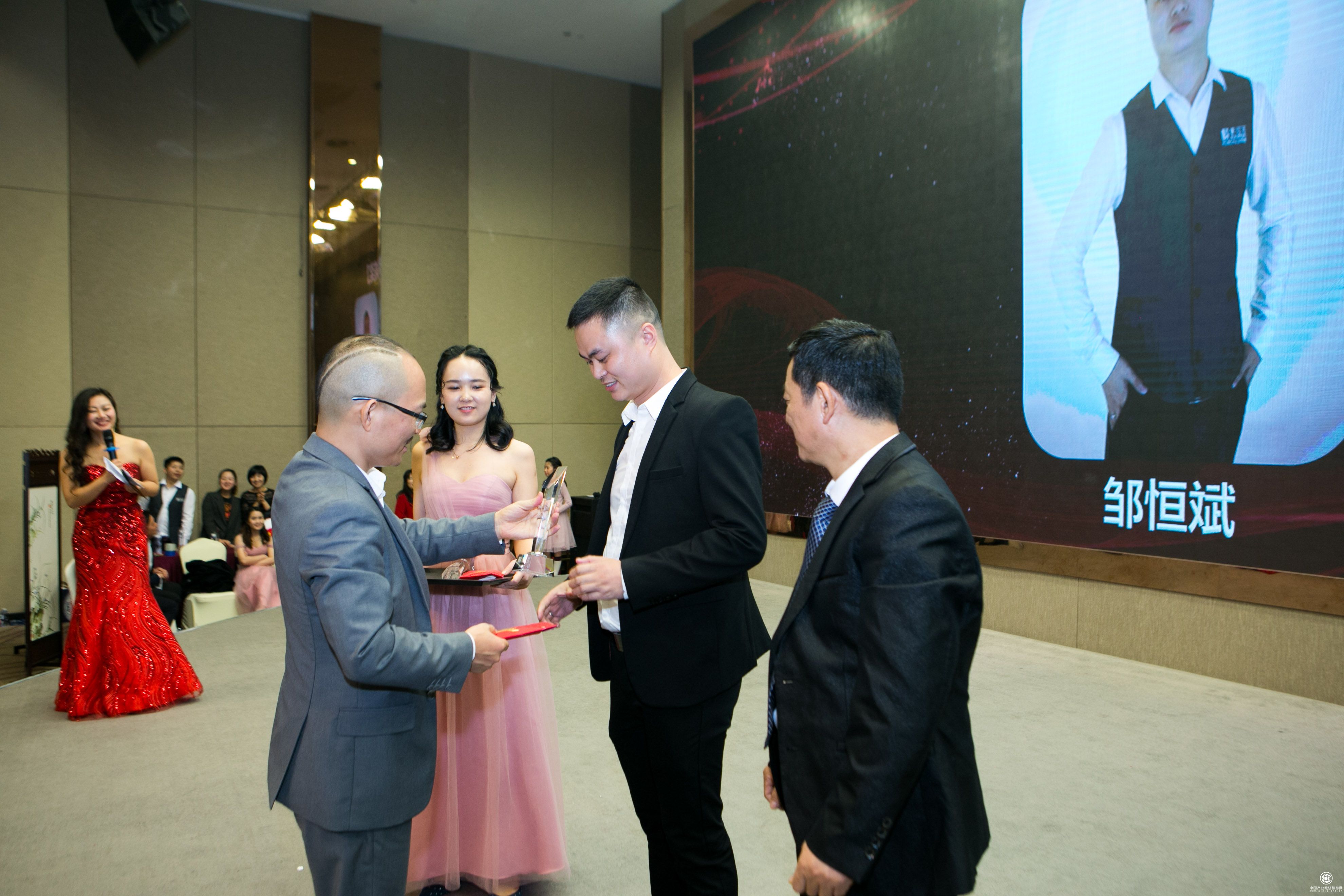 9華可可設計裝飾2019年會盛典表彰頒獎8.jpg