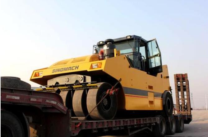 國機重工洛陽公司大噸位壓路機發車非洲