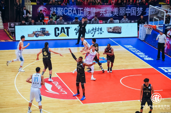 新疆擊敗四川迎來五連勝，場外挖掘機投籃圈粉CBA粉絲