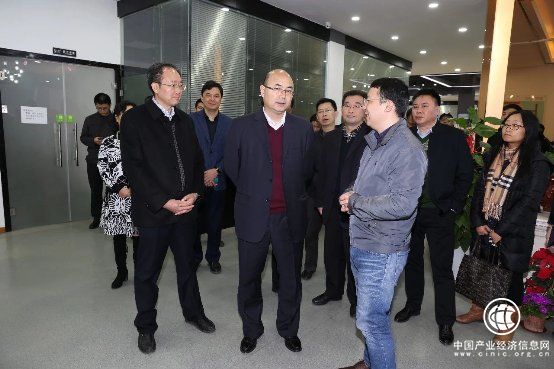 廣東省科技廳廳長到訪廣東萱嘉，對安幕茵技術突破表肯定