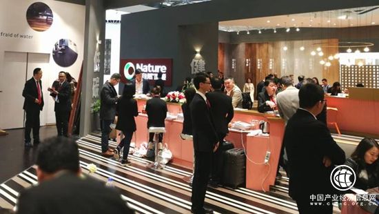 首發“雙穩定”核心技術  大自然地暖實木地板樹立行業標桿