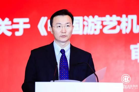 ▲王煒同志宣讀《中國游藝機游樂園協會章程》修改意見的說明