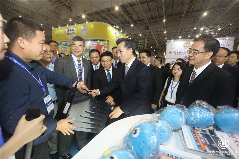 國家及省市領導現場感受環球塑化公司加博會“網紅”展品