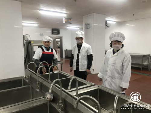 守護“舌尖安全”再嚴都不為過!宏立城集團開發區域里各學校這樣做