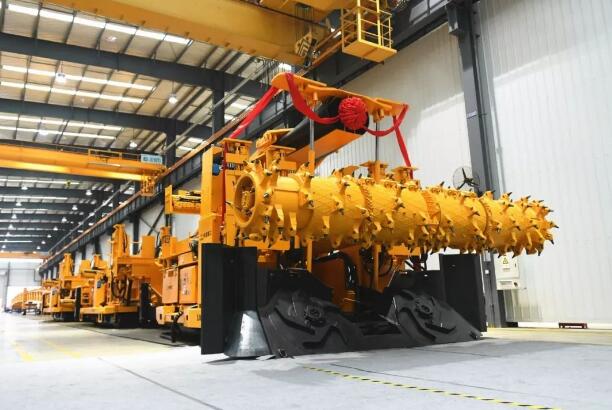 國內首臺煤礦大斷面快速掘錨成套裝備下線