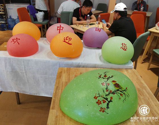 用面團吹成的氣球，上面寫著中國歡迎你。