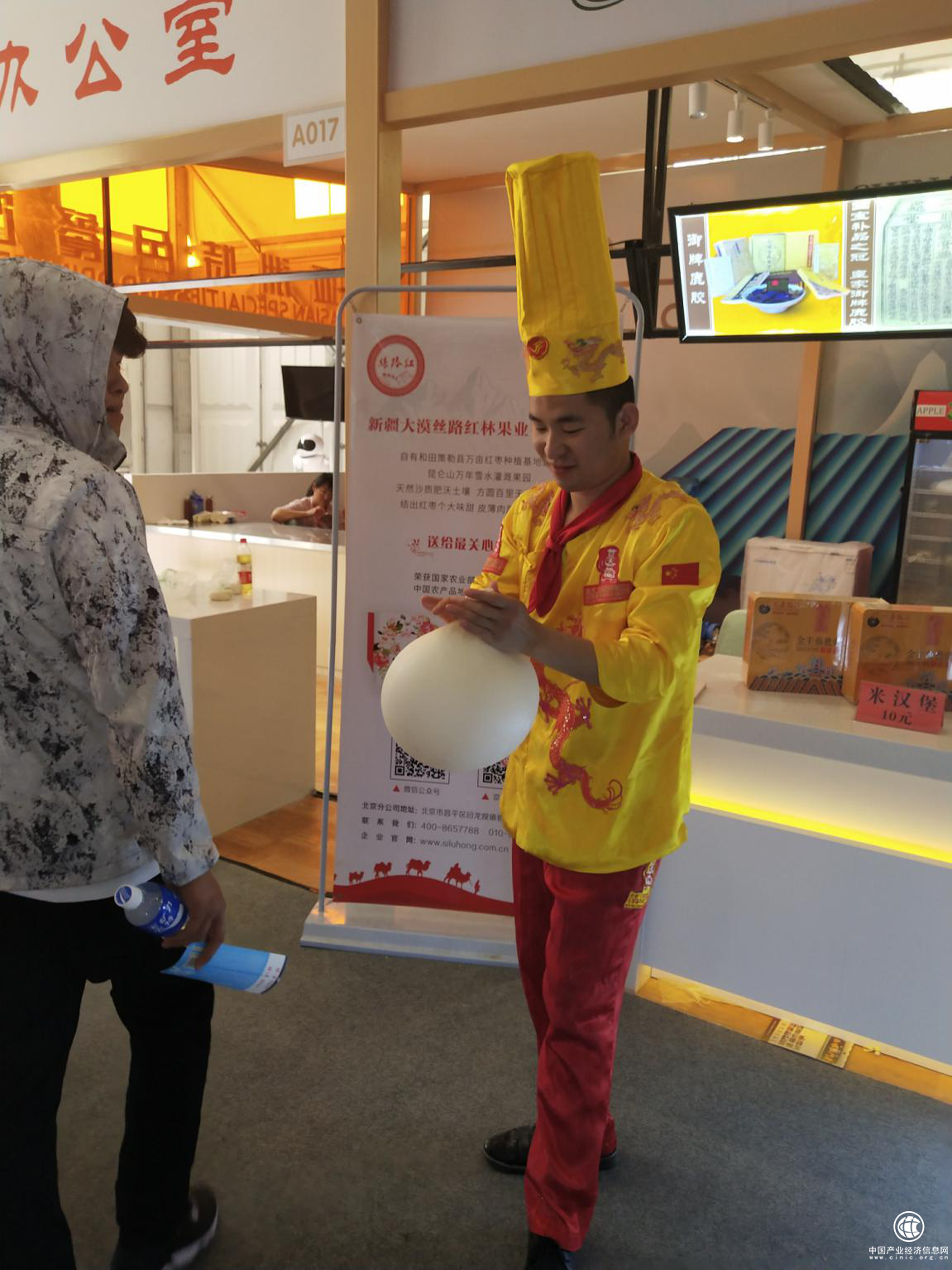 亞洲美食節，一小伙正在將面吹成氣球