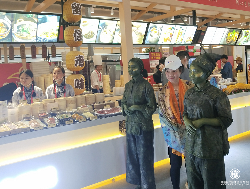 楹聯燈幌上的“留住老味”