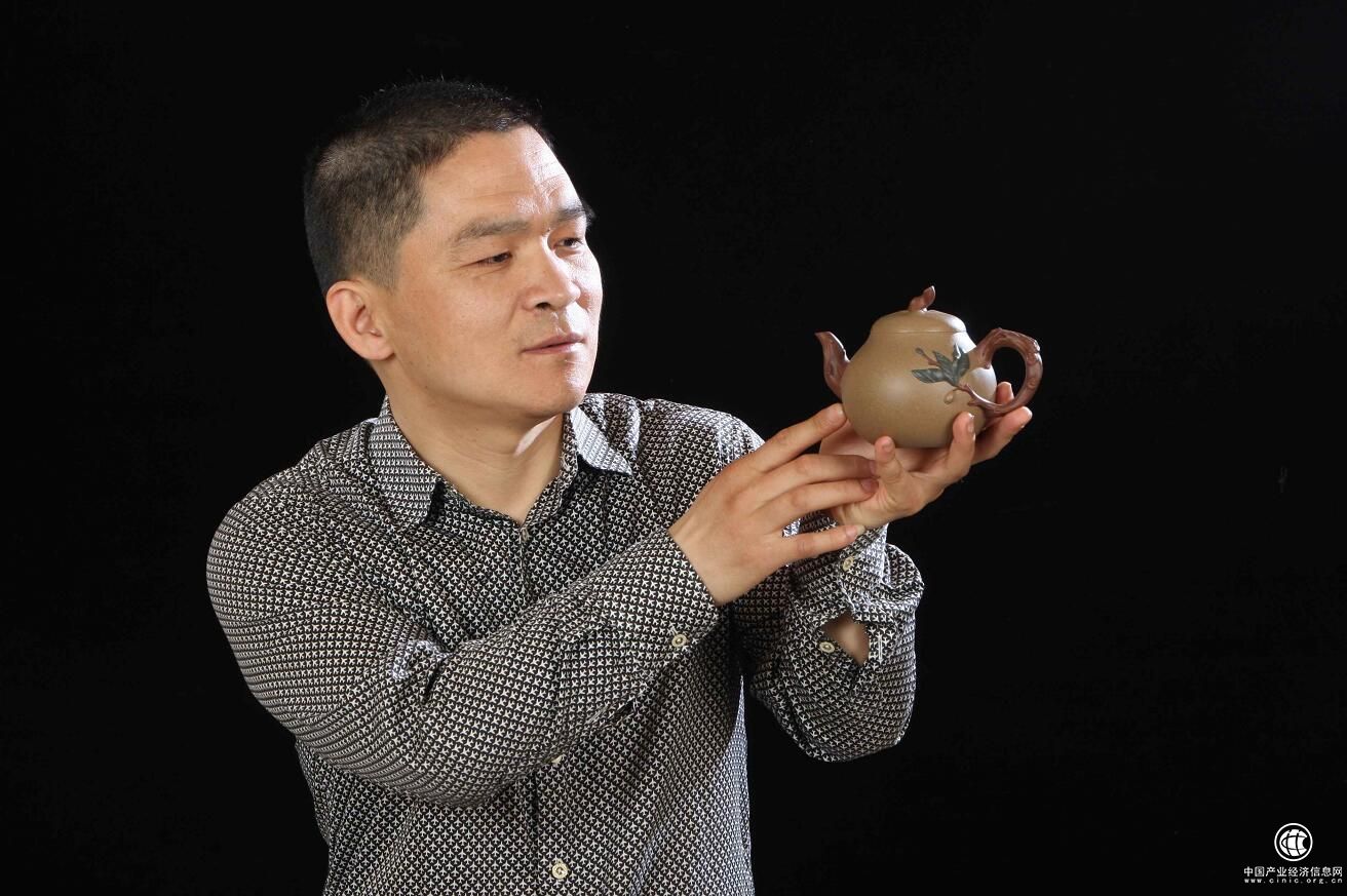 紫韻悠長--宜興七茶閣范君浩、周成杰紫砂壺藝術在沈開展