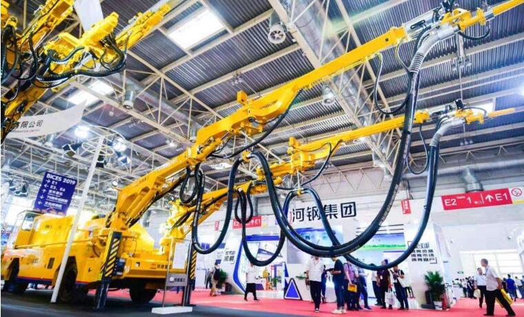 全球首臺雙臂混凝土濕噴機問世