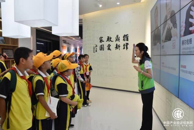 探訪未來之城  領略科技魅力 300人研學團走進中德生態園