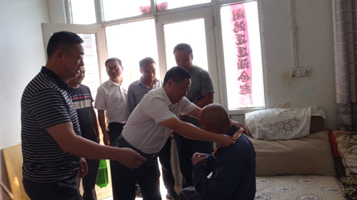 河南省方城縣券橋鎮黨委書記張宏偉走訪慰問老退役軍人