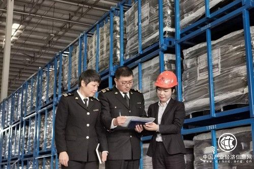 全國首票20號膠期貨保稅交割貨物在青島通關入庫