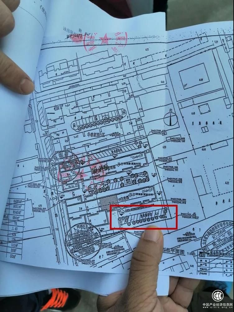 只因一處違建，青島這個小區百余戶業主5年多辦不了不動產證！