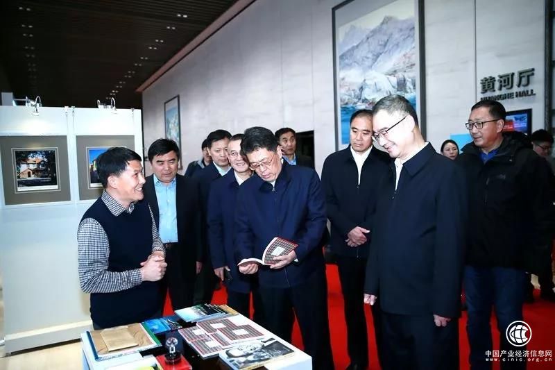 王清憲書記參觀王超魯同志《青島百年建筑》攝影展
