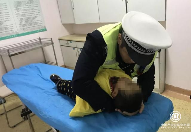 一歲幼兒誤食鐵釘，臨沂交警緊急護送就醫