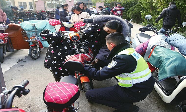濟南電動自行車掛牌點“人氣爆棚” 其實舊國標車可網上申領