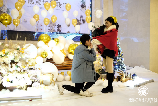 ? 圣誕DR鉆戒真愛體驗機抽到真鉆現場求婚？這是什么神仙愛情！
