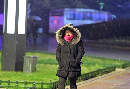 初雪細無聲 乘夜入泉城