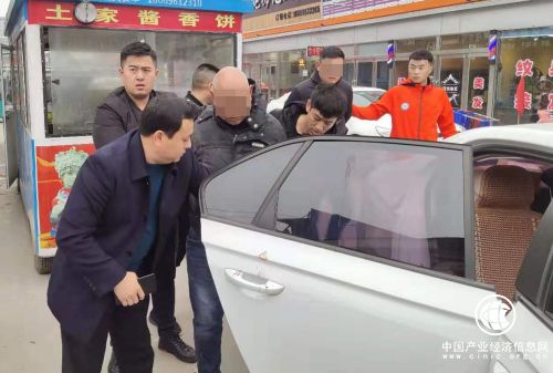武濤拍案-作案父子兵，兒子開車父親行竊