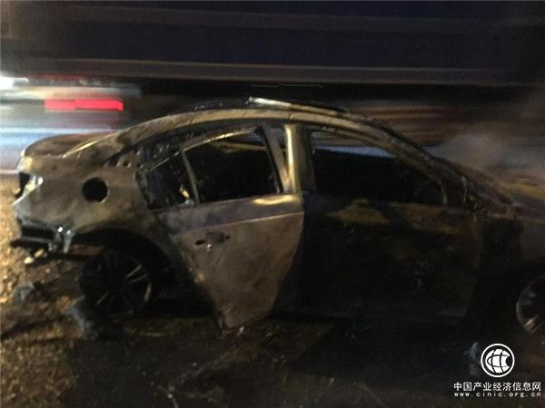 驚險！今晨青島一私家車自燃被毀 及時檢修保養很重要！
