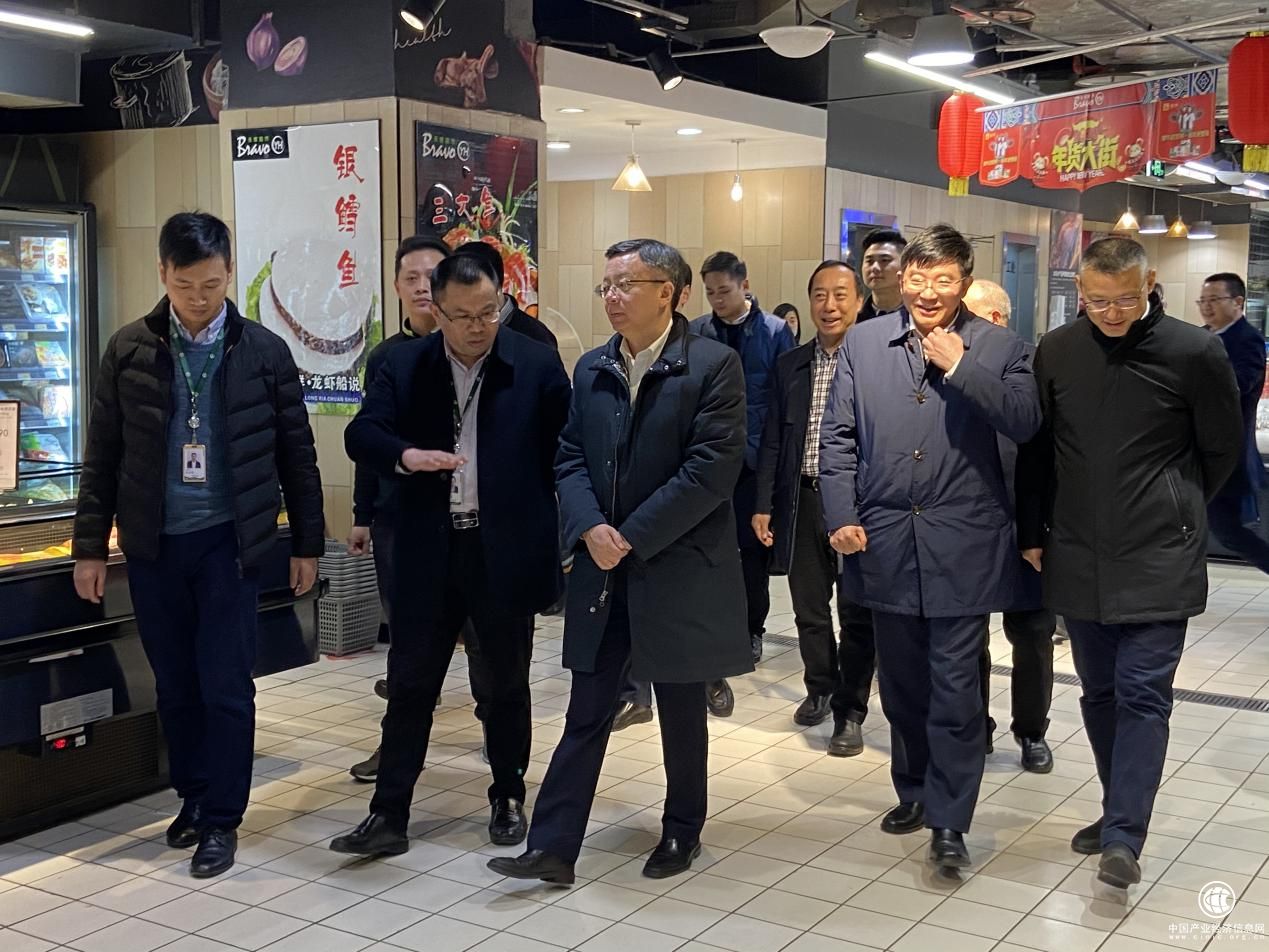 重慶市副市長李波一行視察永輝超市春節前市場保供情況