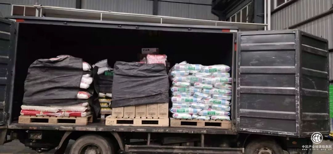 感動！90后小伙新年里驅車29小時，將6噸生活物資送抵抗疫一線