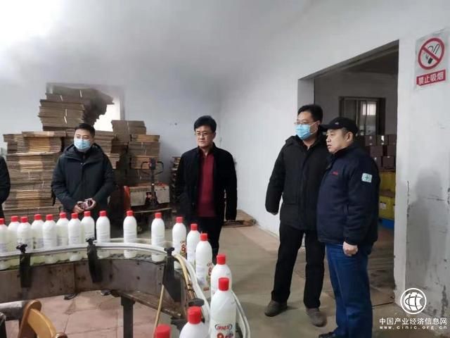 加班加點！青島這家企業兩天生產8噸酒精消毒液